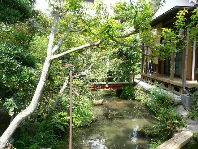 旧安間平次弥邸（現片桐医院）の庭園の写真