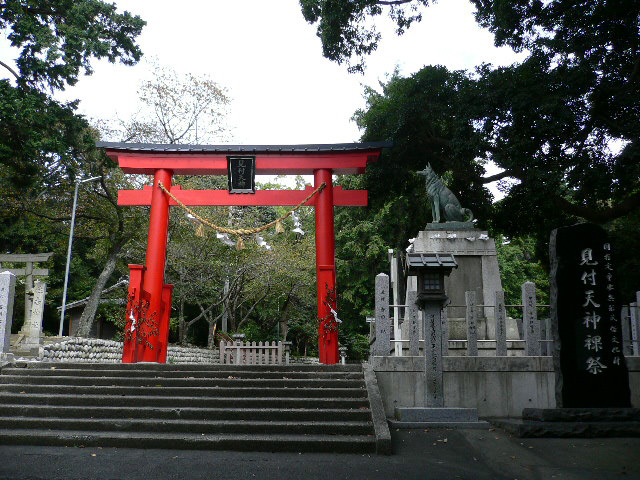 左から赤鳥居、悉平太郎像、見付天神裸祭碑