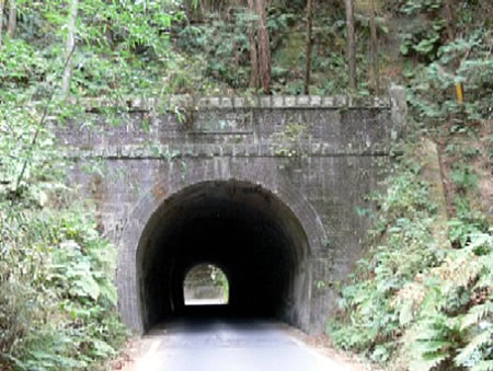 黒立トンネルの入口の写真